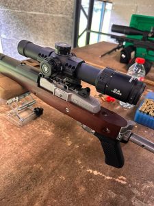 une LPVO Discovery Optics 1-8x24 FFP montée sur une Mini 14 en .222