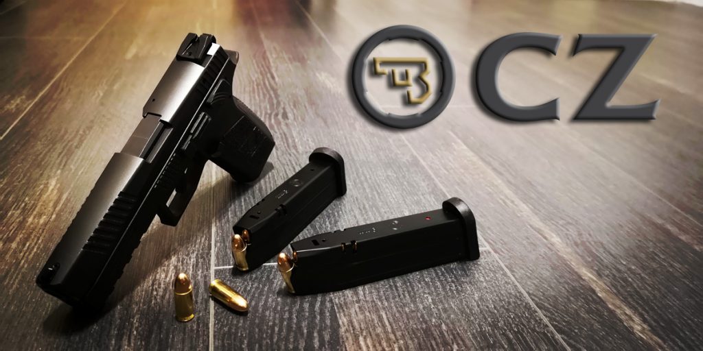 Image: CZ P-09 avec deux chargeurs — par Dede-70 — Licence [CC BY-SA 4.0](https://creativecommons.org/licenses/by-sa/4.0/) via Wikimedia Commons