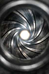 Rayures d’un canon illustrant le pas de rayure (twist rate)