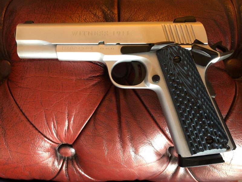 Tanfoglio Witness 1911 avec plaquettes composites bleu et gris