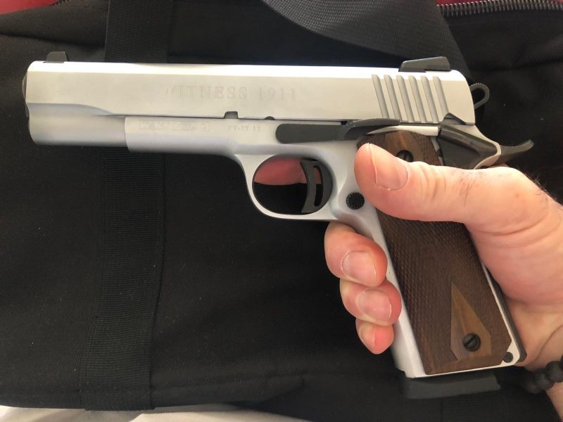 Tanfoglio Witness 1911 avec ses plaquettes en bois d'origine