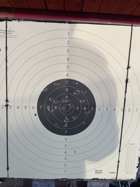 Cible de la première séance à 25 mètres avec un Glock 17 sur plateforme Roni : 24 impacts dans le visuel sur 25 tirs